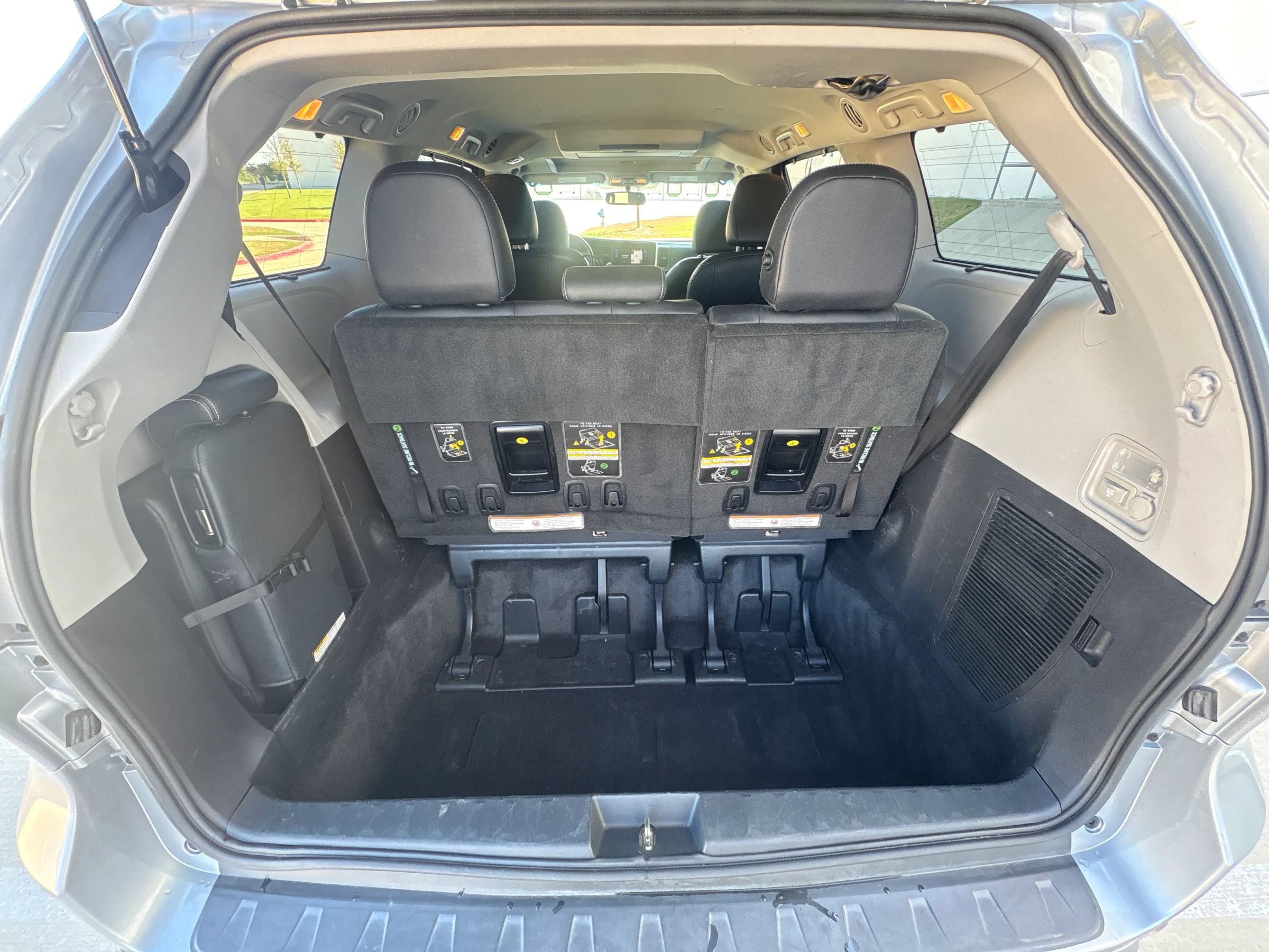 Used 2017 Toyota Sienna SE Premium FWD image 24