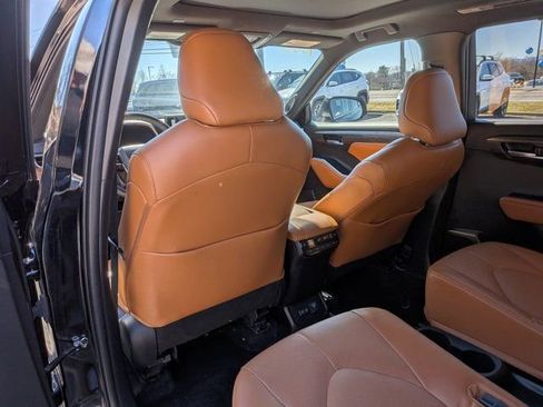 Used 2024 Toyota Highlander Platinum image 17