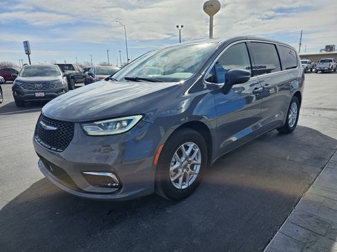 Used 2023 Chrysler Pacifica Touring-L image 7