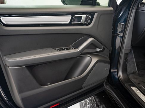 Used 2023 Porsche Cayenne Platinum Edition image 22