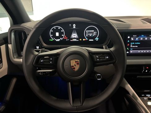 Used 2025 Porsche Cayenne image 14