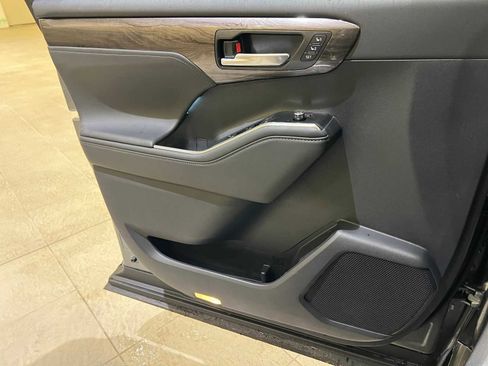 Certified 2025 Toyota Highlander Platinum image 17