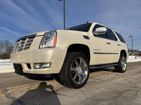 Used 2008 Cadillac Escalade Base AWD 4dr SUV image 2
