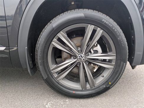 Certified 2022 Volkswagen Atlas SEL R-Line image 11