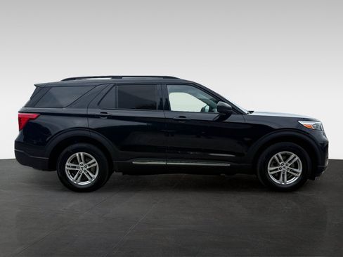 Used 2023 Ford Explorer XLT w/ Equipment Group 202A AWD/4WD image 4