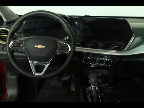 Used 2025 Chevrolet Trax LT w/ LT Convenience Package FWD image 12