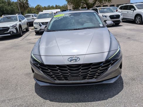 Used 2023 Hyundai Elantra Limited w/ Preferred Accessory Package FWD image 9