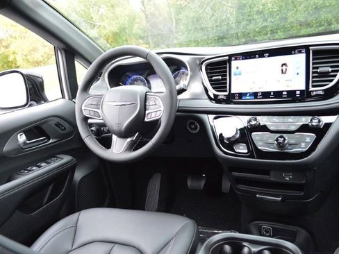 New 2026 Chrysler Pacifica Select image 31