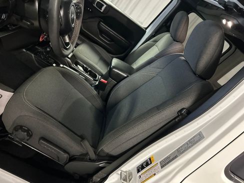 Used 2024 Jeep Wrangler Unlimited image 12