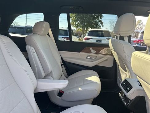 Used 2025 Mercedes-Benz GLS 450 4MATIC image 32