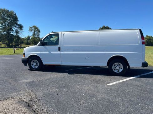 Used 2019 Chevrolet Express 3500 w/ Driver Convenience Package image 9
