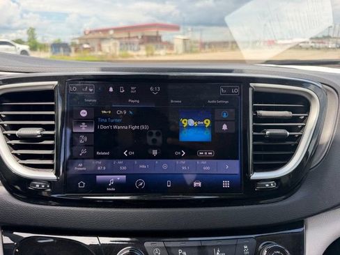 Used 2024 Chrysler Pacifica Touring-L FWD image 17