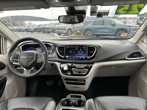 Used 2024 Chrysler Pacifica Touring-L image 15