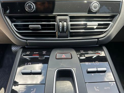 Certified 2023 Porsche Macan AWD/4WD image 33
