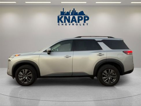 Used 2024 Nissan Pathfinder SV image 2