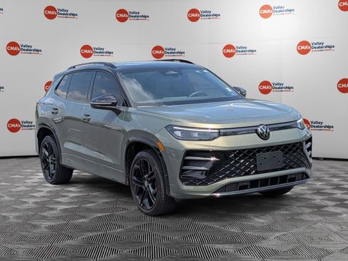Used 2025 Volkswagen Tiguan SE R-Line AWD/4WD image 9