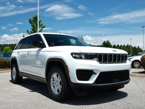 Used 2023 Jeep Grand Cherokee Laredo RWD image 3