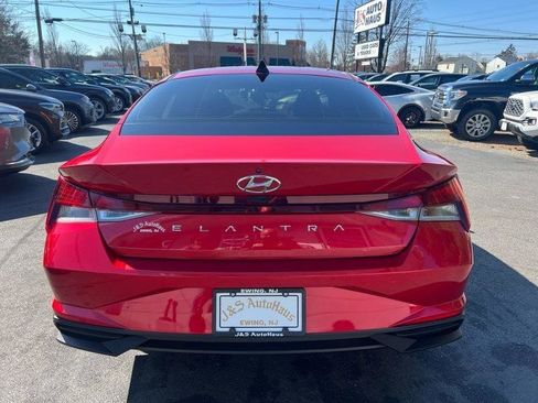 Used 2021 Hyundai Elantra SE FWD image 5