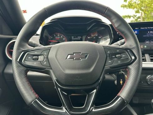 Used 2025 Chevrolet Trax RS w/ Sunroof Package FWD image 25