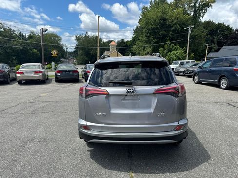 Used 2018 Toyota RAV4 XLE AWD/4WD image 10
