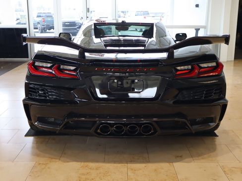 Used 2024 Chevrolet Corvette Z06 w/ Z07 Performance Package image 9