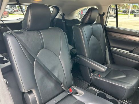 Used 2021 Toyota Highlander Limited AWD/4WD image 50