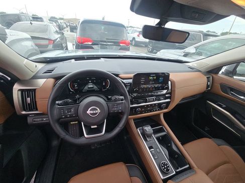 Used 2025 Nissan Pathfinder Platinum image 18