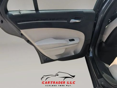 Used 2018 Chrysler 300 Limited RWD image 13
