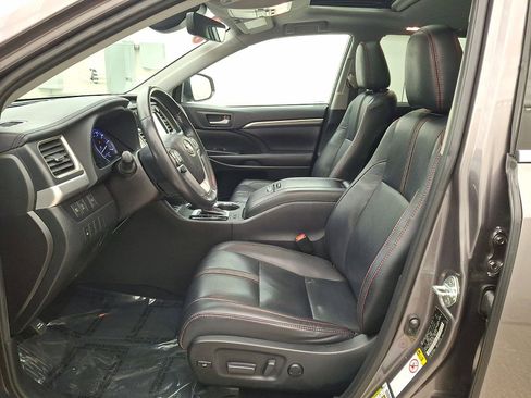 Used 2019 Toyota Highlander SE image 11