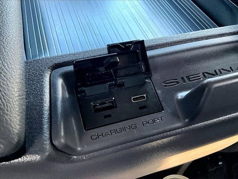 Used 2021 Toyota Sienna XSE image 16