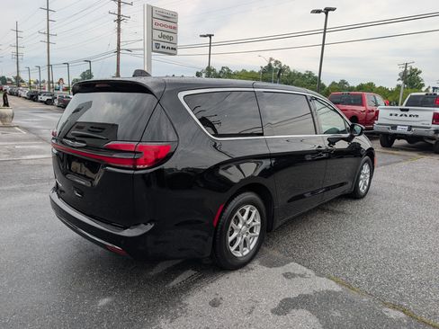 Used 2025 Chrysler Pacifica Select FWD image 5