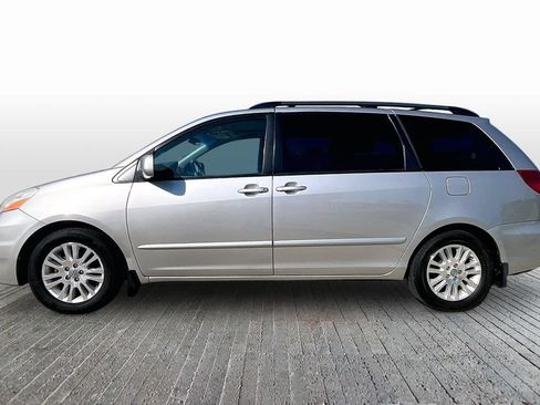 Used 2010 Toyota Sienna XLE w/ Towing Prep Pkg FWD image 4