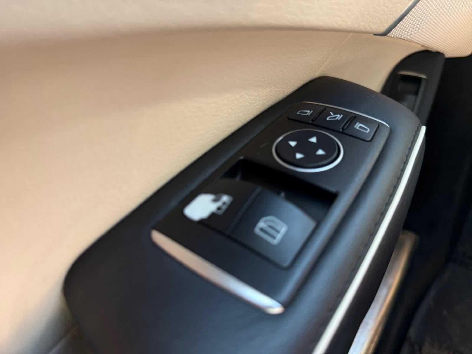 Used 2015 Mercedes-Benz SL 550 image 25