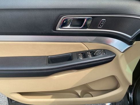 Used 2017 Ford Explorer XLT w/ Equipment Group 202A image 11