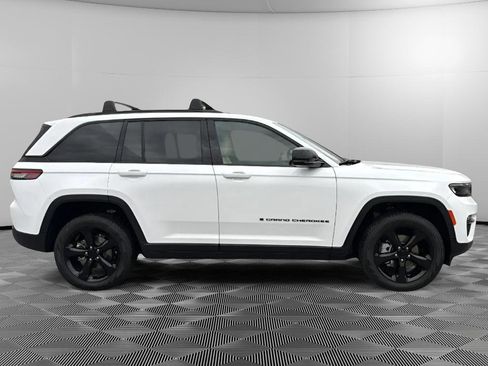 Used 2023 Jeep Grand Cherokee Limited w/ Black Appearance Package image 6