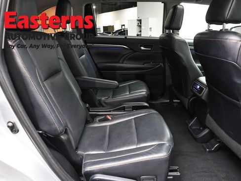 Used 2019 Toyota Highlander Limited w/ Carpet Mat Package (TMS) AWD/4WD image 26