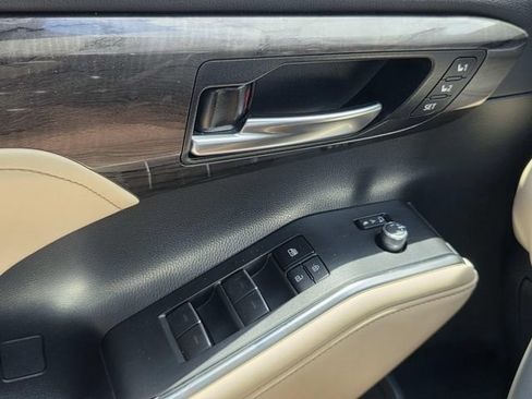 Used 2023 Toyota Highlander Limited FWD image 20