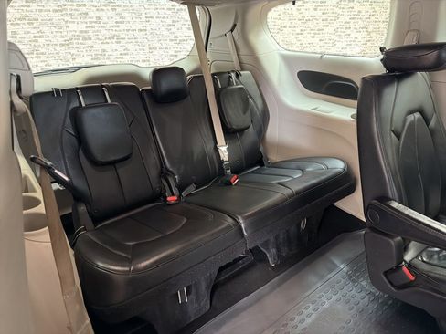 Used 2020 Chrysler Pacifica Touring-L image 13