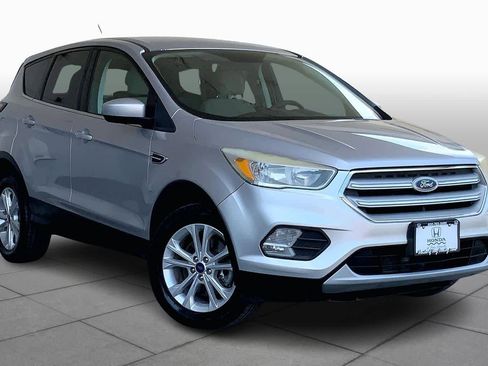 Used 2017 Ford Escape SE image 3
