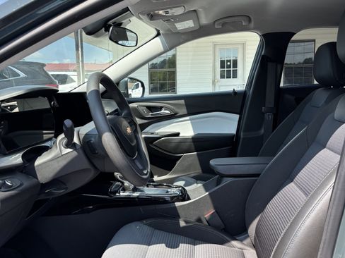 Used 2025 Chevrolet Trax LT FWD image 6