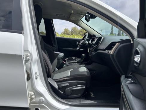 Used 2016 Jeep Cherokee Sport image 25