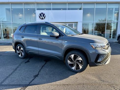 New 2024 Volkswagen Taos SE image 1