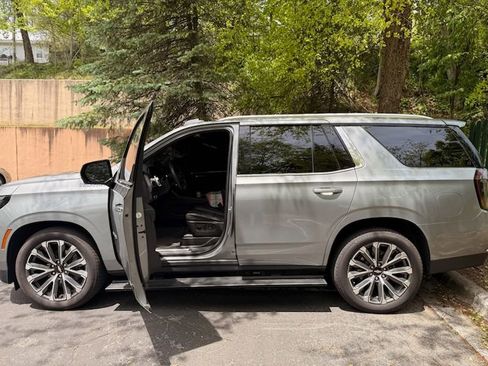 Used 2025 Chevrolet Tahoe High Country AWD/4WD image 2
