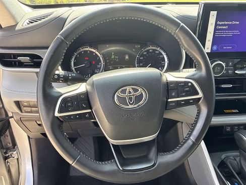Used 2024 Toyota Highlander XLE FWD image 21
