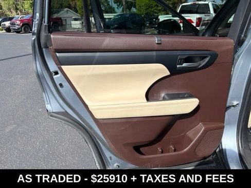 Used 2022 Toyota Highlander XLE FWD image 13