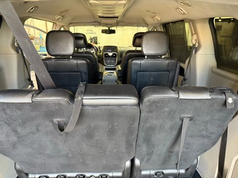 Used 2014 Chrysler Town & Country Touring-L w/ Driver Convenience Group image 28