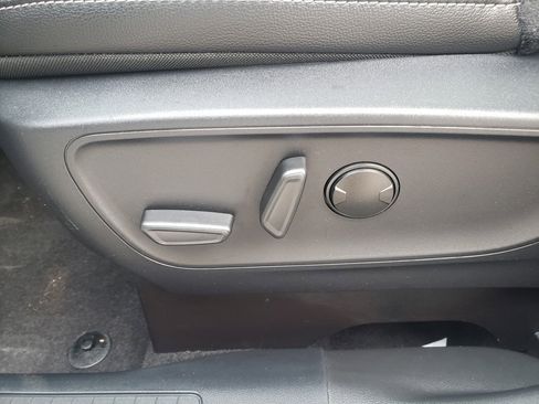 Used 2025 Ford Escape Platinum w/ Premium Technology Package image 21