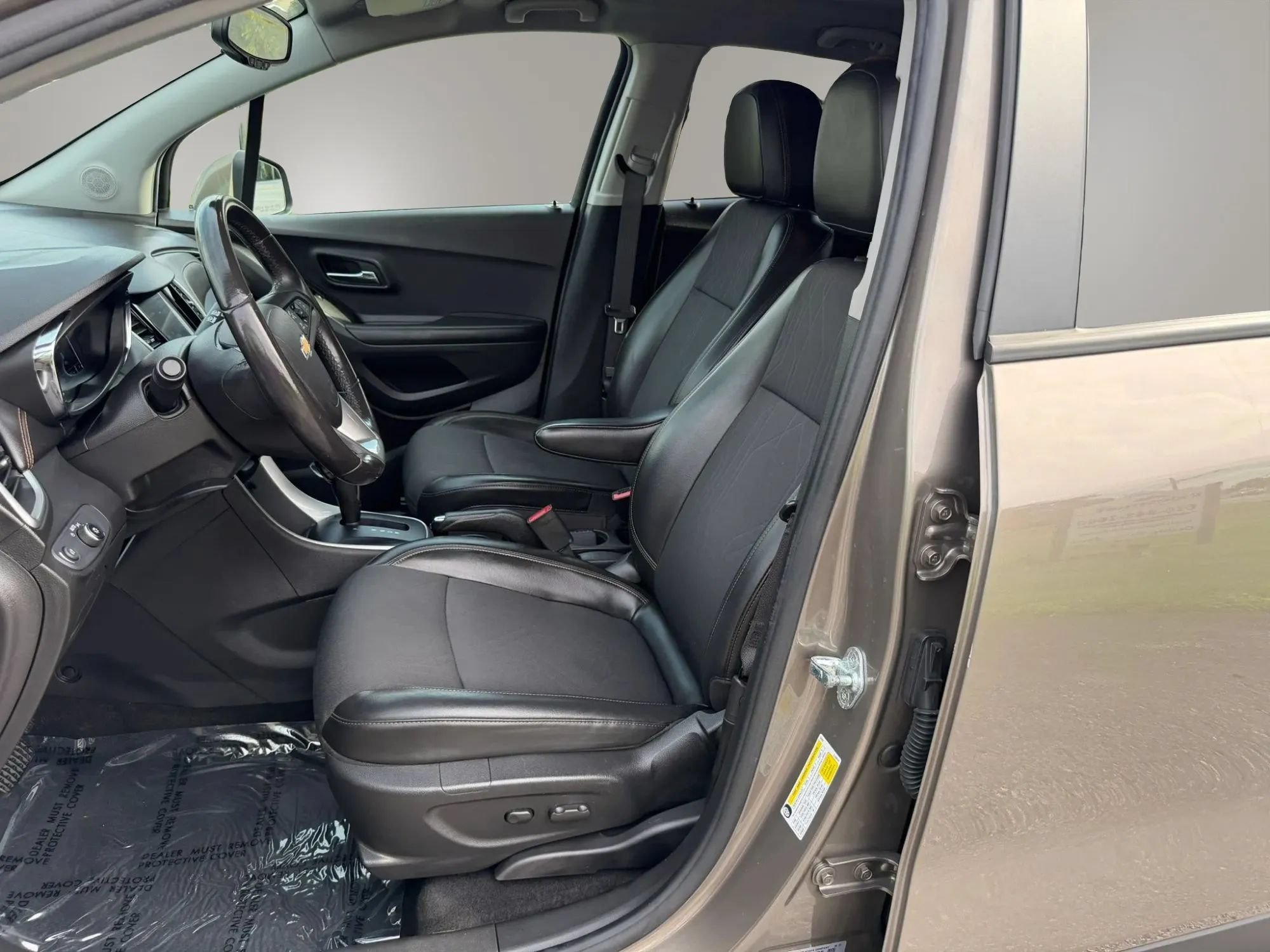 Used 2022 Chevrolet Trax LT w/ Driver Confidence Package AWD/4WD image 2