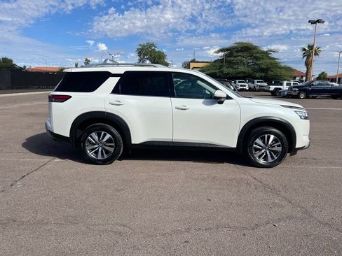 Used 2023 Nissan Pathfinder SL AWD/4WD image 11