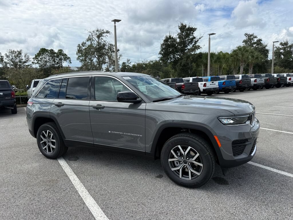 New 2027 Jeep Grand Cherokee Laredo AWD/4WD image 1